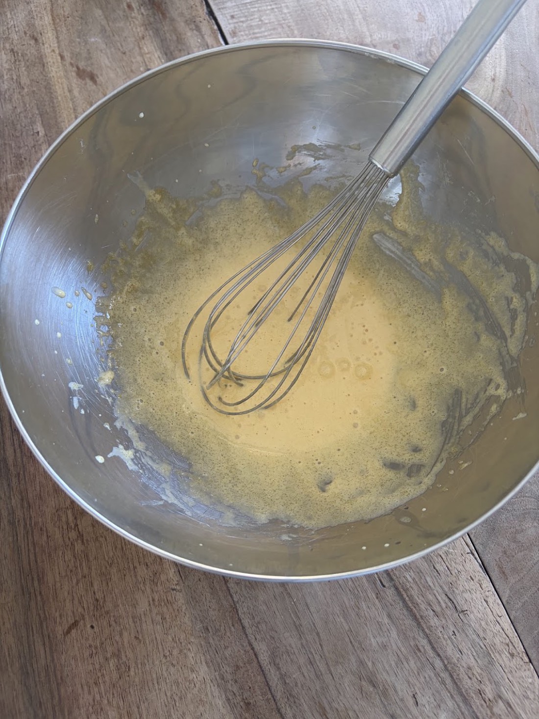 Ajoute le sucre aux jaunes. Fouette jusqu'à ce que ça blanchisse.