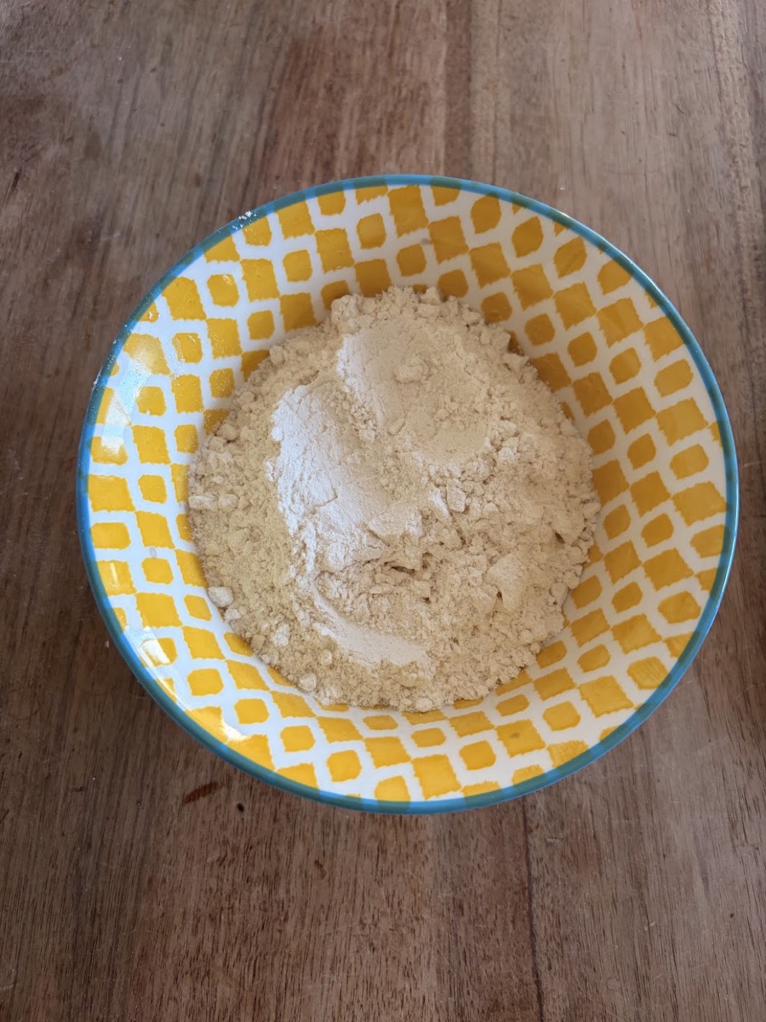 Ajoute un œuf entier, le beurre fondu et la farine. Mélange !
