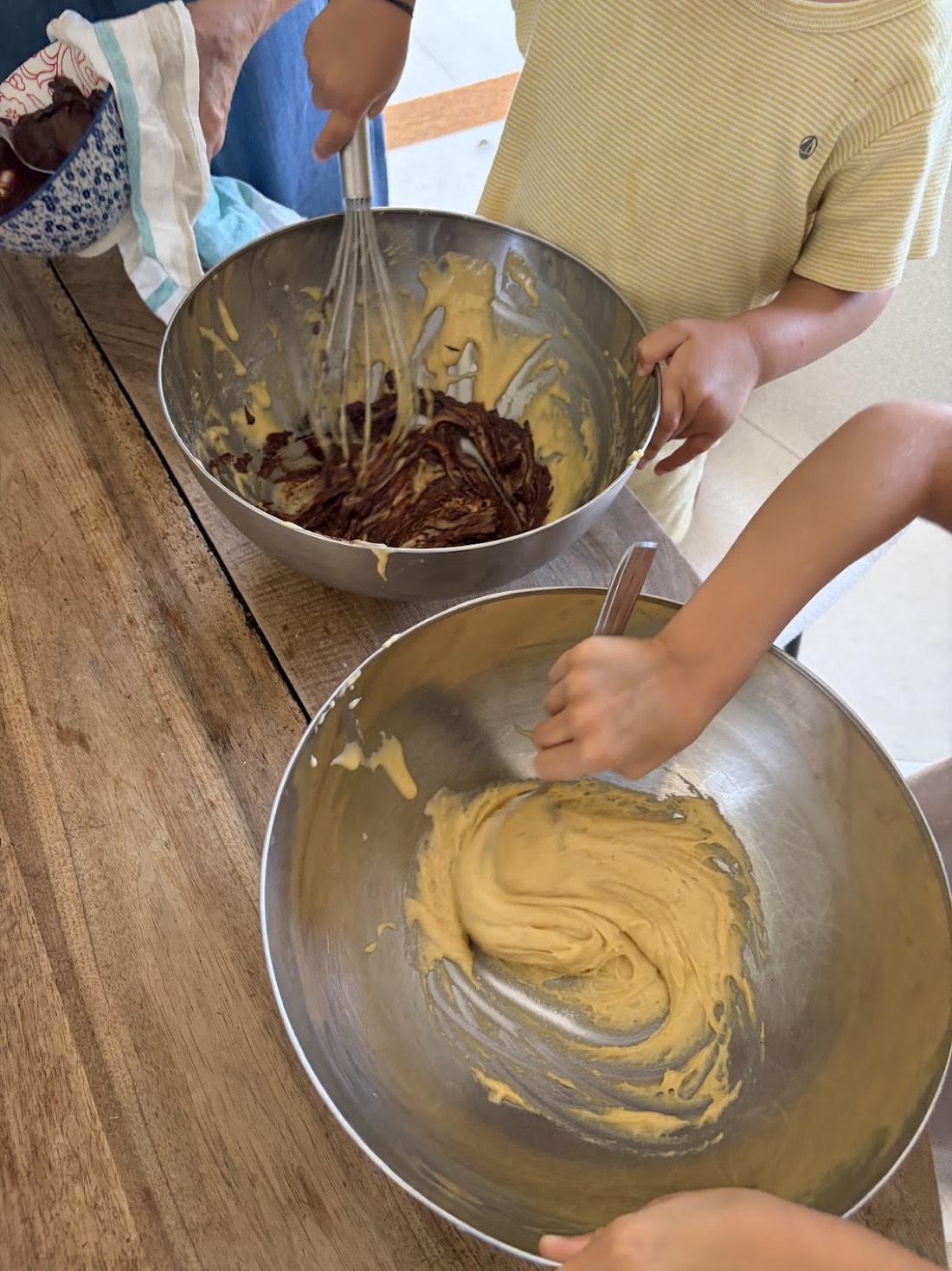 Sépare la pâte en deux. Ajoute le chocolat fondu dans un bol.