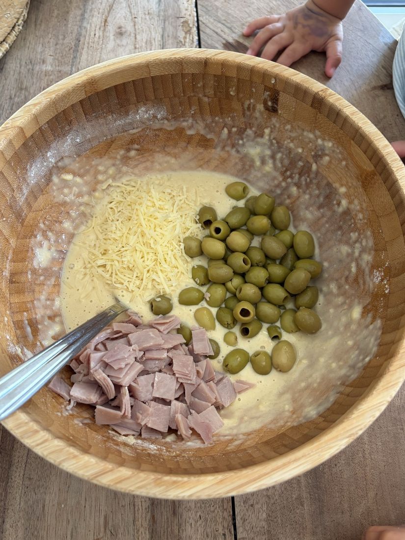 Ajoute le jambon, les olives et le fromage râpé.