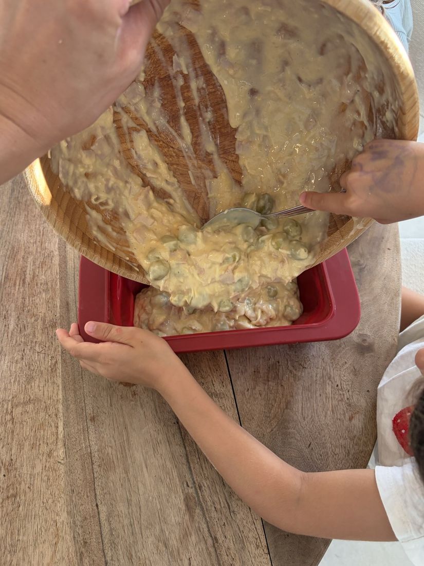 Verse la pâte dans un moule à cake beurré.